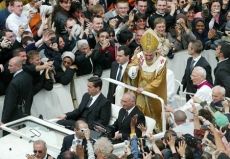 Pontiff greets crowd